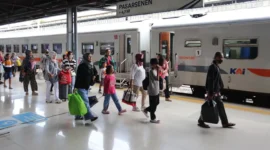 Penumpang kereta api memadati Stasiun Pasar Senen Jakarta saat arus balik Lebaran 2026 dengan peningkatan kedatangan hingga 51 ribu orang per hari. (Posnews/Ist)