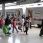 Penumpang kereta api memadati Stasiun Pasar Senen Jakarta saat arus balik Lebaran 2026 dengan peningkatan kedatangan hingga 51 ribu orang per hari. (Posnews/Ist)