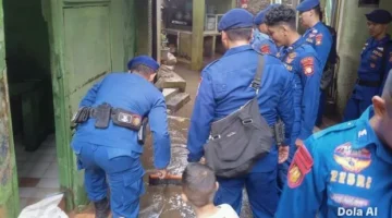 Personel Ditpolairud Polda Metro Jaya bersama warga membersihkan lumpur sisa banjir di permukiman Kebon Pala Kampung Melayu Jakarta Timur, 22 Maret 2026. (Posnews/ist)
