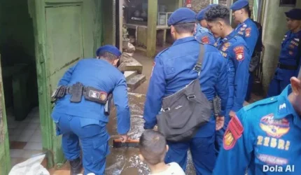 Banjir Kampung Melayu Surut, Ditpolairud dan Warga Gotong Royong Bersihkan Lumpur