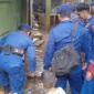Personel Ditpolairud Polda Metro Jaya bersama warga membersihkan lumpur sisa banjir di permukiman Kebon Pala Kampung Melayu Jakarta Timur, 22 Maret 2026. (Posnews/ist)