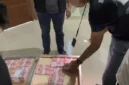 Barang bukti uang palsu pecahan Rp100 ribu senilai ratusan juta rupiah beserta alat cetak yang disita polisi di kamar hotel kawasan Kemang Bogor. (Posnews/ist)