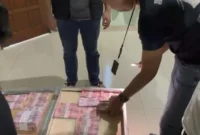 Barang bukti uang palsu pecahan Rp100 ribu senilai ratusan juta rupiah beserta alat cetak yang disita polisi di kamar hotel kawasan Kemang Bogor. (Posnews/ist)