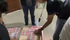 Barang bukti uang palsu pecahan Rp100 ribu senilai ratusan juta rupiah beserta alat cetak yang disita polisi di kamar hotel kawasan Kemang Bogor. (Posnews/ist)
