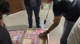 Barang bukti uang palsu pecahan Rp100 ribu senilai ratusan juta rupiah beserta alat cetak yang disita polisi di kamar hotel kawasan Kemang Bogor. (Posnews/ist)