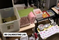 Barang bukti bahan baku ekstasi, alat cetak, dan paket happy water yang disita polisi dari laboratorium gelap di apartemen Cipinang Jakarta Timur. (Posnews/Ist)