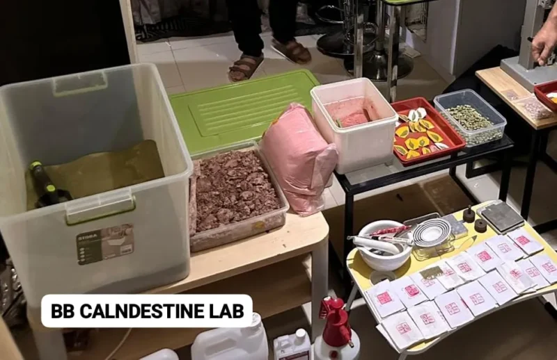 Barang bukti bahan baku ekstasi, alat cetak, dan paket happy water yang disita polisi dari laboratorium gelap di apartemen Cipinang Jakarta Timur. (Posnews/Ist)