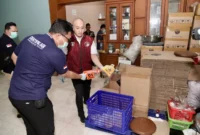 Petugas Bareskrim Polri menunjukkan barang bukti ribuan produk kosmetik ilegal merek LC Beauty yang mengandung merkuri dan hidrokuinon saat penggerebekan di Cirebon, Jawa Barat. (Posnews/Ist)