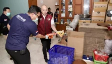 Petugas Bareskrim Polri menunjukkan barang bukti ribuan produk kosmetik ilegal merek LC Beauty yang mengandung merkuri dan hidrokuinon saat penggerebekan di Cirebon, Jawa Barat. (Posnews/Ist)