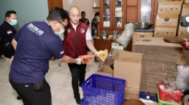 Petugas Bareskrim Polri menunjukkan barang bukti ribuan produk kosmetik ilegal merek LC Beauty yang mengandung merkuri dan hidrokuinon saat penggerebekan di Cirebon, Jawa Barat. (Posnews/Ist)