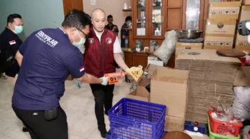 Petugas Bareskrim Polri menunjukkan barang bukti ribuan produk kosmetik ilegal merek LC Beauty yang mengandung merkuri dan hidrokuinon saat penggerebekan di Cirebon, Jawa Barat. (Posnews/Ist)