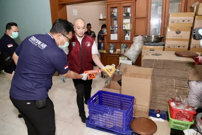 Petugas Bareskrim Polri menunjukkan barang bukti ribuan produk kosmetik ilegal merek LC Beauty yang mengandung merkuri dan hidrokuinon saat penggerebekan di Cirebon, Jawa Barat. (Posnews/Ist)