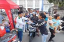 Anggota DPRD DKI Jakarta Tri Waluyo bersama Komunitas Goes ASPAL membagikan paket takjil kepada pengendara dan warga di depan Masjid Al-Husna, Tanjung Priok, Jakarta Utara saat Ramadan 2026. (Posnews/MR)