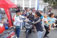 Anggota DPRD DKI Jakarta Tri Waluyo bersama Komunitas Goes ASPAL membagikan paket takjil kepada pengendara dan warga di depan Masjid Al-Husna, Tanjung Priok, Jakarta Utara saat Ramadan 2026. (Posnews/MR)