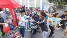 Anggota DPRD DKI Jakarta Tri Waluyo bersama Komunitas Goes ASPAL membagikan paket takjil kepada pengendara dan warga di depan Masjid Al-Husna, Tanjung Priok, Jakarta Utara saat Ramadan 2026. (Posnews/MR)