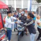 Anggota DPRD DKI Jakarta Tri Waluyo bersama Komunitas Goes ASPAL membagikan paket takjil kepada pengendara dan warga di depan Masjid Al-Husna, Tanjung Priok, Jakarta Utara saat Ramadan 2026. (Posnews/MR)