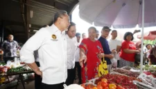 Menteri Perdagangan Budi Santoso bersama Menteri Koordinator Bidang Pangan Zulkifli Hasan meninjau harga bahan pokok di Pasar Minggu Jakarta Selatan pasca Lebaran 2026. (Posnews/Ist)