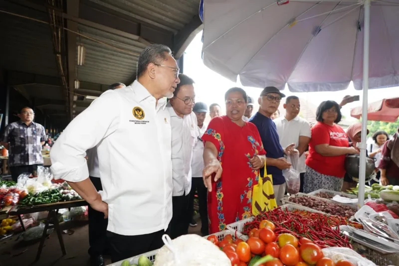 Menteri Perdagangan Budi Santoso bersama Menteri Koordinator Bidang Pangan Zulkifli Hasan meninjau harga bahan pokok di Pasar Minggu Jakarta Selatan pasca Lebaran 2026. (Posnews/Ist)