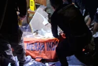 Petugas kepolisian dan tim Gegana melakukan olah TKP di lokasi ledakan rumah di Semarang yang menewaskan seorang bocah akibat dugaan petasan. (Posnews/Ist)