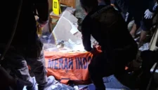 Petugas kepolisian dan tim Gegana melakukan olah TKP di lokasi ledakan rumah di Semarang yang menewaskan seorang bocah akibat dugaan petasan. (Posnews/Ist)