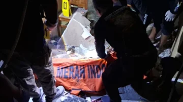 Petugas kepolisian dan tim Gegana melakukan olah TKP di lokasi ledakan rumah di Semarang yang menewaskan seorang bocah akibat dugaan petasan. (Posnews/Ist)