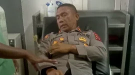 Wakapolres Maluku Tenggara Kompol Djufri Jawa mengelamai luka terkena panah. (Posnews/Ist)
