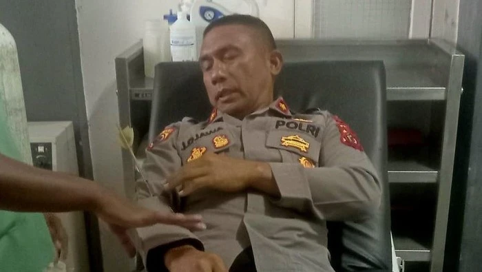 Wakapolres Maluku Tenggara Kompol Djufri Jawa mengelamai luka terkena panah. (Posnews/Ist)