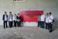 Petugas Sudin CKTRP Jakarta Utara memasang segel penghentian kegiatan pada lapangan padel di kawasan Ancol karena belum memiliki Persetujuan Bangunan Gedung (PBG). (Posnews/MR)