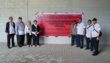 Petugas Sudin CKTRP Jakarta Utara memasang segel penghentian kegiatan pada lapangan padel di kawasan Ancol karena belum memiliki Persetujuan Bangunan Gedung (PBG). (Posnews/MR)