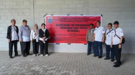 Petugas Sudin CKTRP Jakarta Utara memasang segel penghentian kegiatan pada lapangan padel di kawasan Ancol karena belum memiliki Persetujuan Bangunan Gedung (PBG). (Posnews/MR)