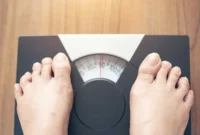 Ilustrasi pemeriksaan kesehatan dan pengukuran lingkar perut untuk mendeteksi risiko obesitas pada usia produktif di Indonesia. (Posnews/Ist)