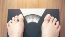 Ilustrasi pemeriksaan kesehatan dan pengukuran lingkar perut untuk mendeteksi risiko obesitas pada usia produktif di Indonesia. (Posnews/Ist)