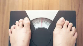 Ilustrasi pemeriksaan kesehatan dan pengukuran lingkar perut untuk mendeteksi risiko obesitas pada usia produktif di Indonesia. (Posnews/Ist)