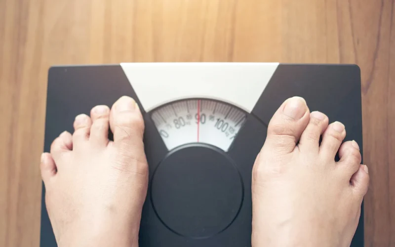 Ilustrasi pemeriksaan kesehatan dan pengukuran lingkar perut untuk mendeteksi risiko obesitas pada usia produktif di Indonesia. (Posnews/Ist)