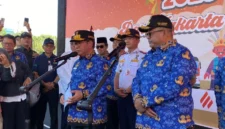 Gubernur DKI Jakarta Pramono Anung menyampaikan kebijakan WFH ASN di kawasan Monas Jakarta Pusat. (Posnews/Kominfo)