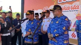 Gubernur DKI Jakarta Pramono Anung menyampaikan kebijakan WFH ASN di kawasan Monas Jakarta Pusat. (Posnews/Kominfo)