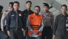 Gus Alex mengenakan rompi tahanan KPK usai diperiksa terkait kasus korupsi kuota haji di Gedung Merah Putih KPK. (Posnews/Ist)
