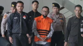 Gus Alex mengenakan rompi tahanan KPK usai diperiksa terkait kasus korupsi kuota haji di Gedung Merah Putih KPK. (Posnews/Ist)
