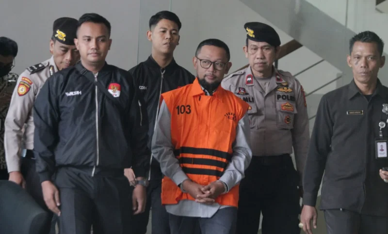 Gus Alex mengenakan rompi tahanan KPK usai diperiksa terkait kasus korupsi kuota haji di Gedung Merah Putih KPK. (Posnews/Ist)
