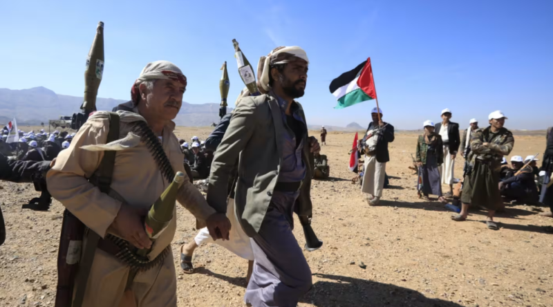 Melumpuhkan jalur alternatif. Kelompok Houthi di Yaman bersiap menyerang Selat Bab al-Mandab guna mendukung Iran, mengancam kehancuran total rantai pasok energi global tahun 2026. Dok: Istimewa.