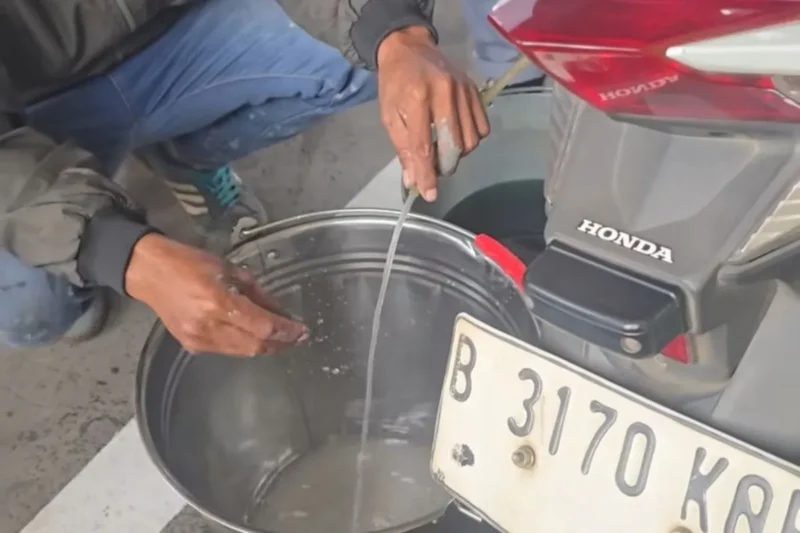 Isi Bensin Malah Mogok, SPBU Juanda Bekasi Kuras Tangki dan Minta Maaf. (Posnews/Instagram)