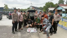 Polisi Polres Bengkalis menunjukkan barang bukti 13 kilogram sabu dan ratusan etomidate hasil pengungkapan kasus narkoba di Pelabuhan Roro Air Putih, 22 Maret 2026. (Posnews/Ist)