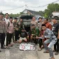 Polisi Polres Bengkalis menunjukkan barang bukti 13 kilogram sabu dan ratusan etomidate hasil pengungkapan kasus narkoba di Pelabuhan Roro Air Putih, 22 Maret 2026. (Posnews/Ist)