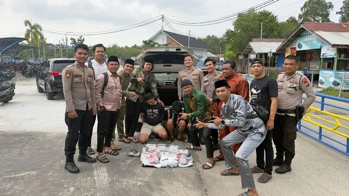 Polisi Polres Bengkalis menunjukkan barang bukti 13 kilogram sabu dan ratusan etomidate hasil pengungkapan kasus narkoba di Pelabuhan Roro Air Putih, 22 Maret 2026. (Posnews/Ist)