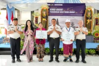 Warga binaan menerima remisi khusus Nyepi 2026 di lembaga pemasyarakatan saat momen pembinaan keagamaan. (Posnews/Humas)