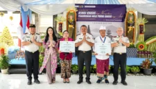 Warga binaan menerima remisi khusus Nyepi 2026 di lembaga pemasyarakatan saat momen pembinaan keagamaan. (Posnews/Humas)