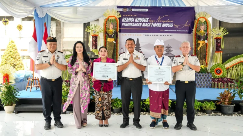 Warga binaan menerima remisi khusus Nyepi 2026 di lembaga pemasyarakatan saat momen pembinaan keagamaan. (Posnews/Humas)