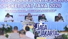 Kapolda Metro Jaya memimpin rapat koordinasi Operasi Ketupat Jaya 2026 di Jakarta. (Posnews/Ist)
