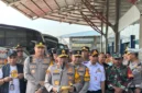 Kapolda Metro Jaya Irjen Pol Asep Edi Suheri meninjau kesiapan arus mudik Lebaran 2026 di Terminal Pulogebang Jakarta Timur. (Posnews/Ist)