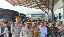 Kapolda Metro Jaya Irjen Pol Asep Edi Suheri meninjau kesiapan arus mudik Lebaran 2026 di Terminal Pulogebang Jakarta Timur. (Posnews/Ist)
